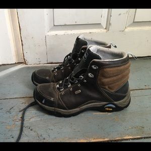 Ahnu waterproof Hiking Boots W8 Vibram soles